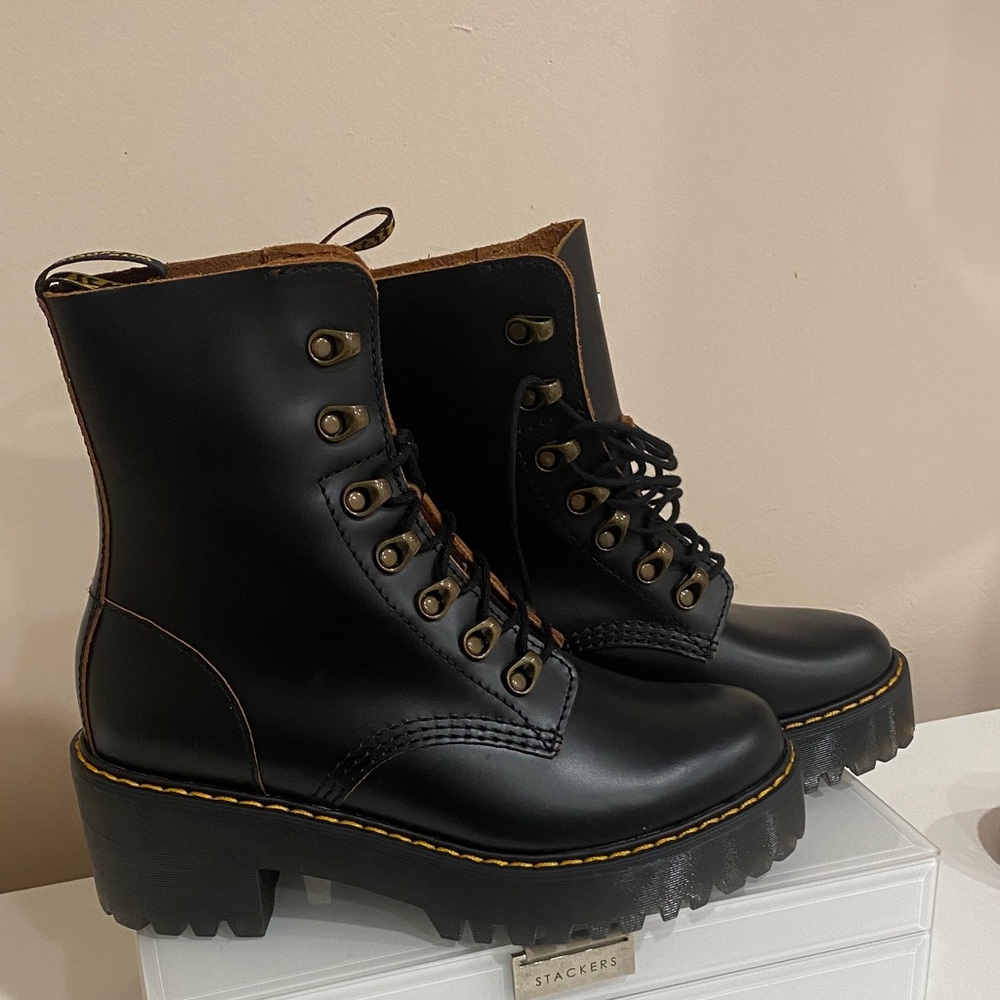 New Dr. Martens LEONA BLACK VINTAGE SMOOTH HEEL Size 6